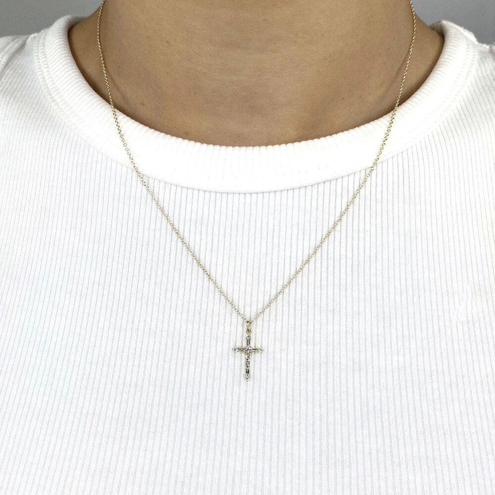 Shy Creation Diamond Cross Pendant Necklace 1/8 ct tw Baguette/Round 14K Yellow Gold 18\" SC55024397 bXoYn5jc